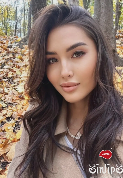 Geisha, the enigmatic escort of Knightsbridge, London looking stunning in this outdoor selfie.